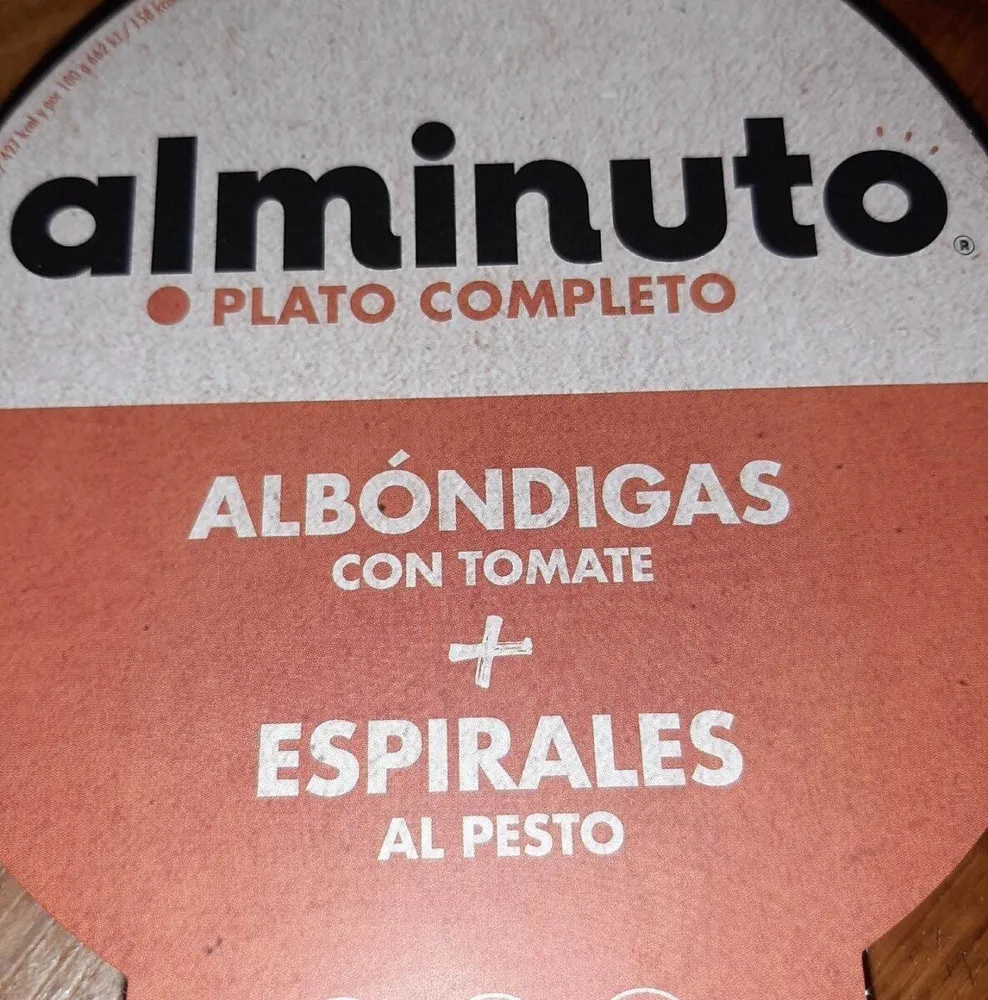 Albóndigas con tomate  más espirales al pesto