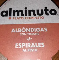 Albóndigas con tomate  más espirales al pesto