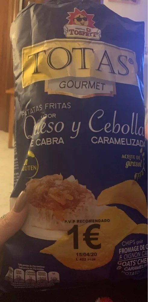 Patatas fritas queso de cabra y cebolla caramelizada
