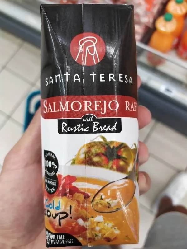 Salmorejo raf con pan de pueblo natural