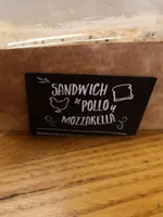 Sandwich de pollo y mozzarella