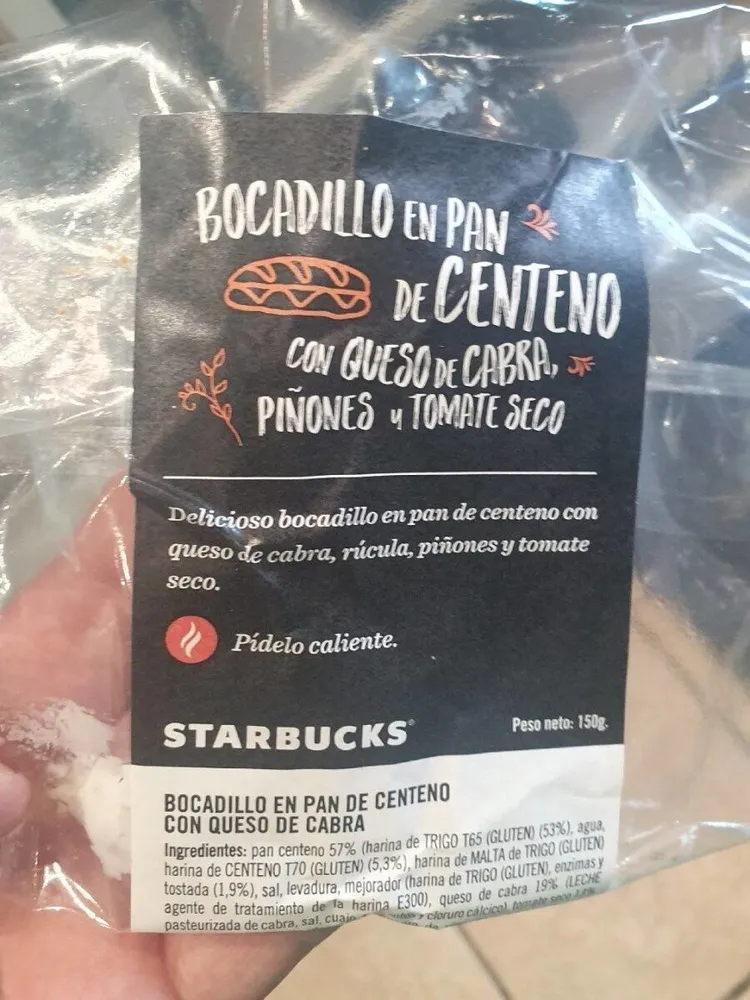 Bocadillo en pan de centeno con queso de cabra, piñones y tomate seco