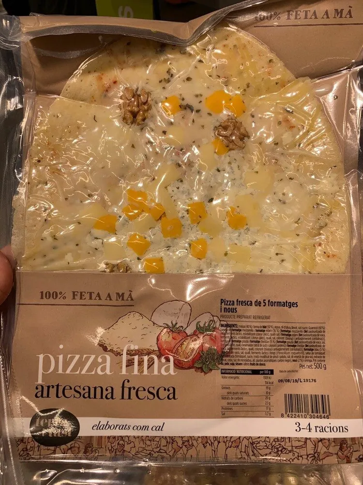 Pizza fresca de 5 formatges i nous