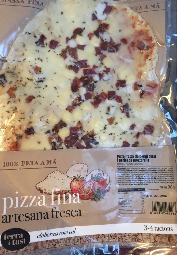 Pizza fresca de pernil curat i perles de mozzarella