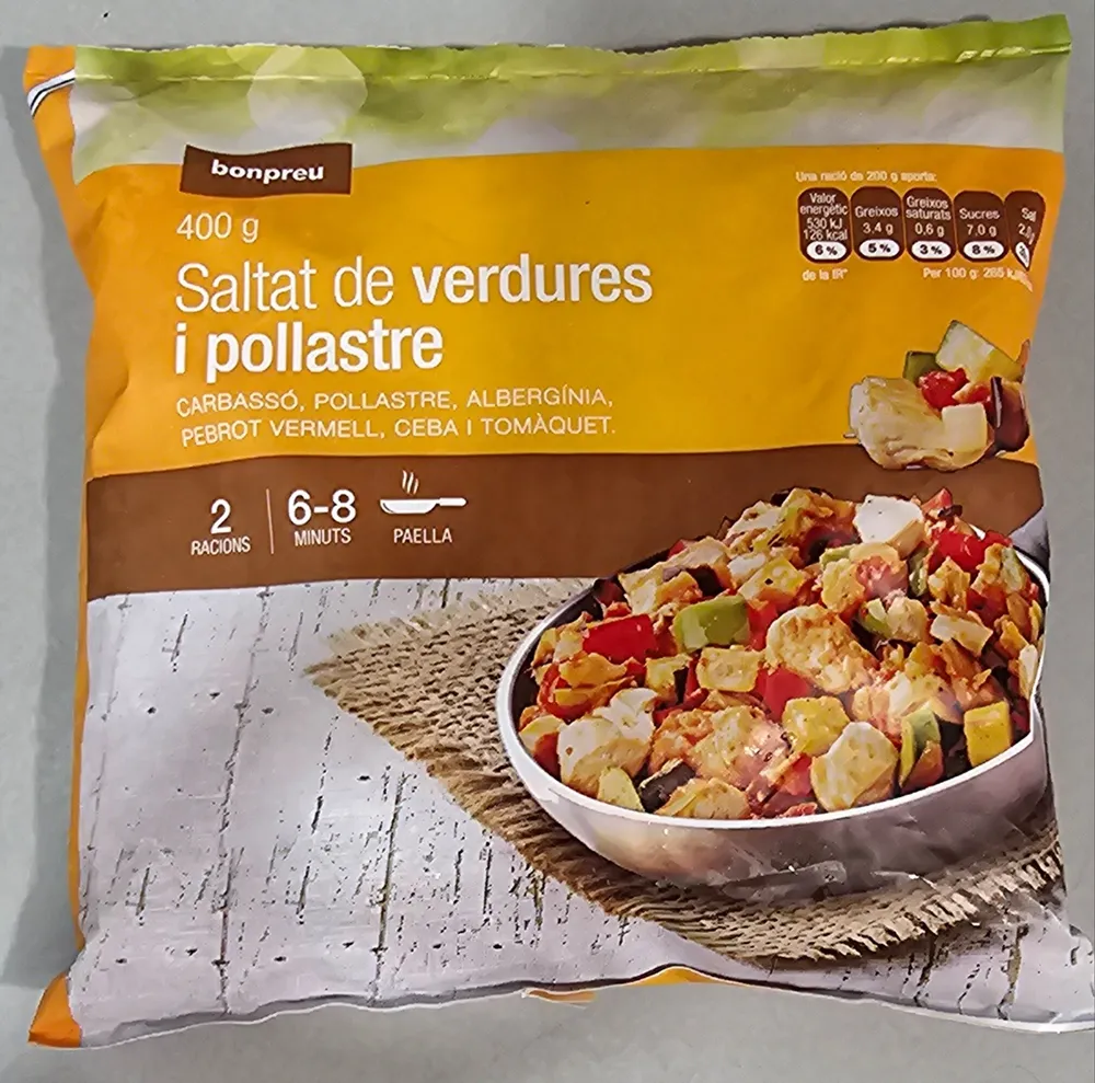 Saltat de verdures i pollastre