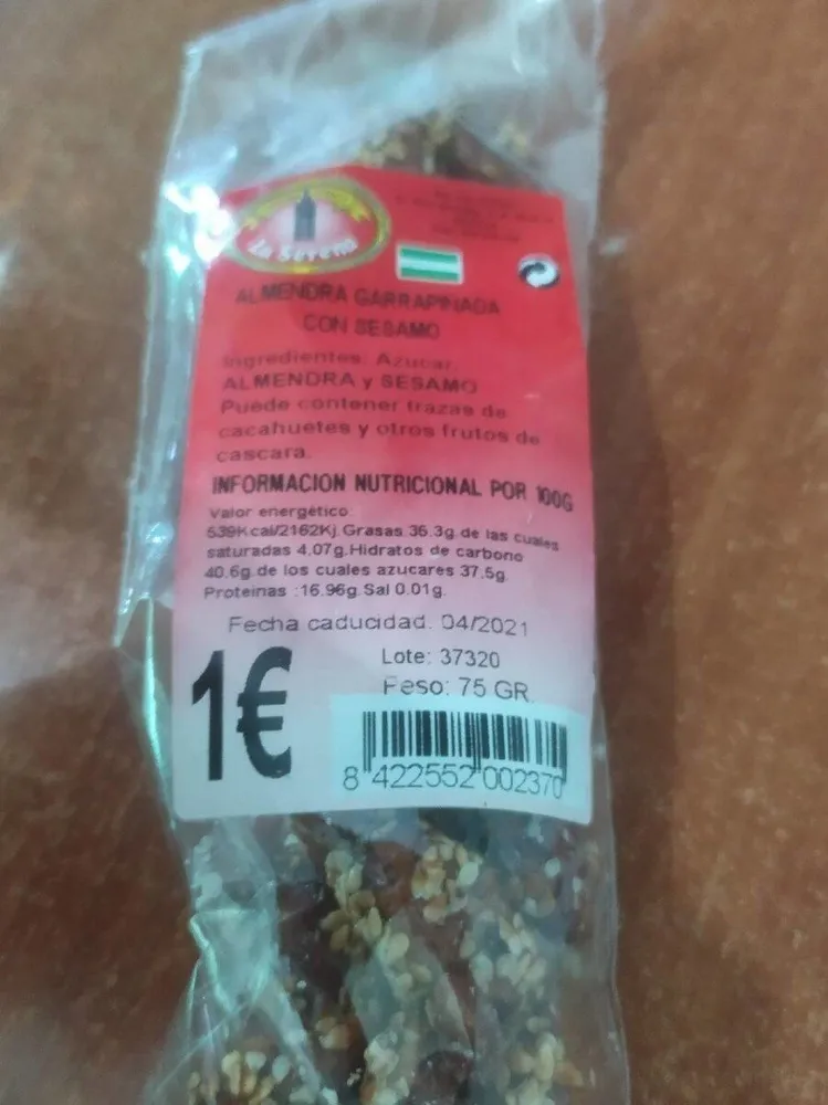 Almendra garrapiñada con sesamo