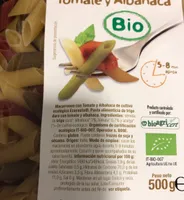 Macarrones con tomate y albahaca
