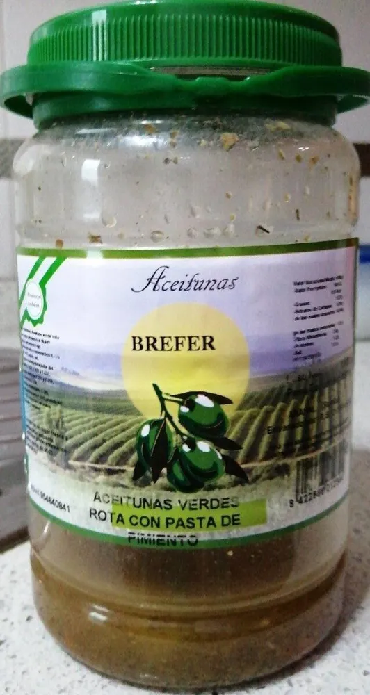 Aceitunas verdes rota con pasta de pimiento