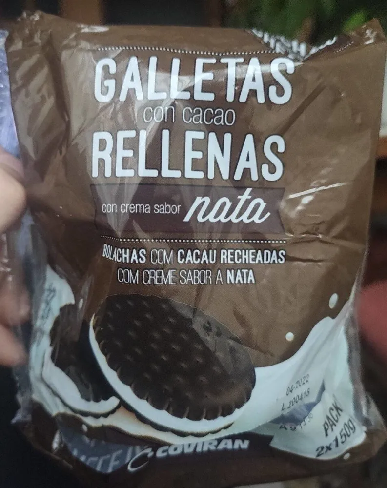Galletas con cacao rellenas con crema sabor nata