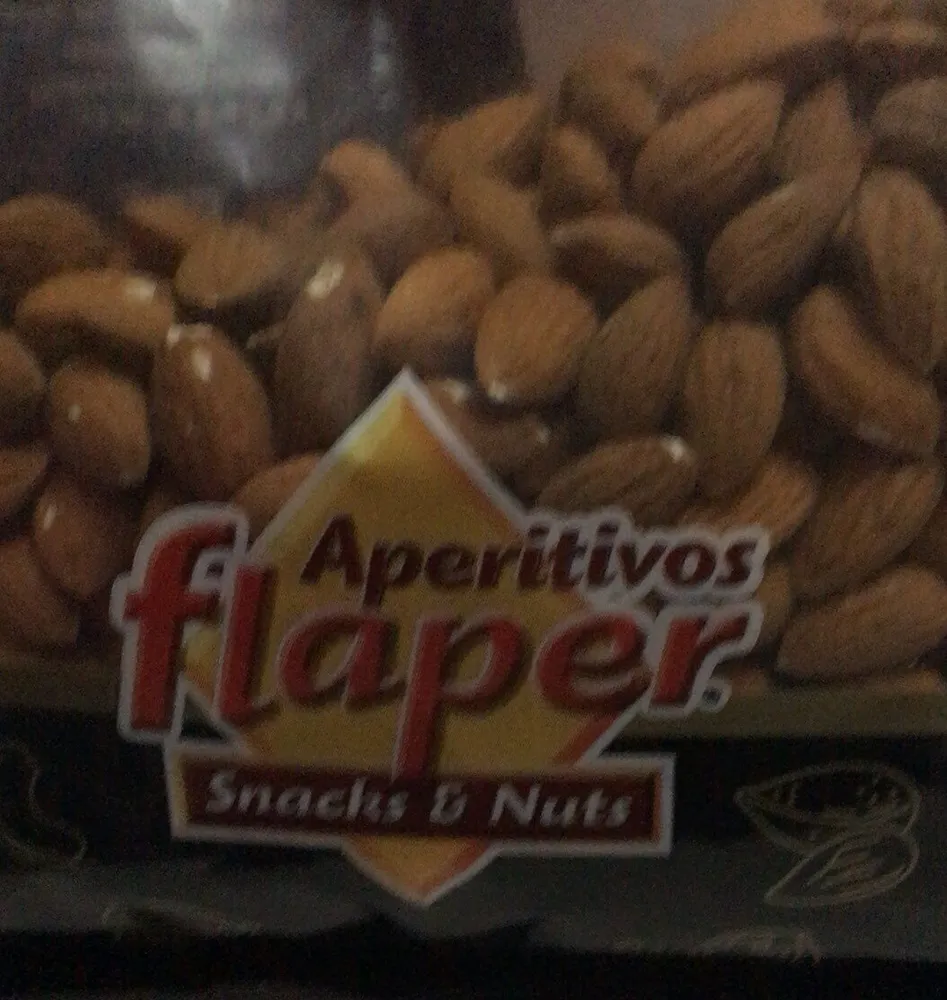 Almendra cruda con piel