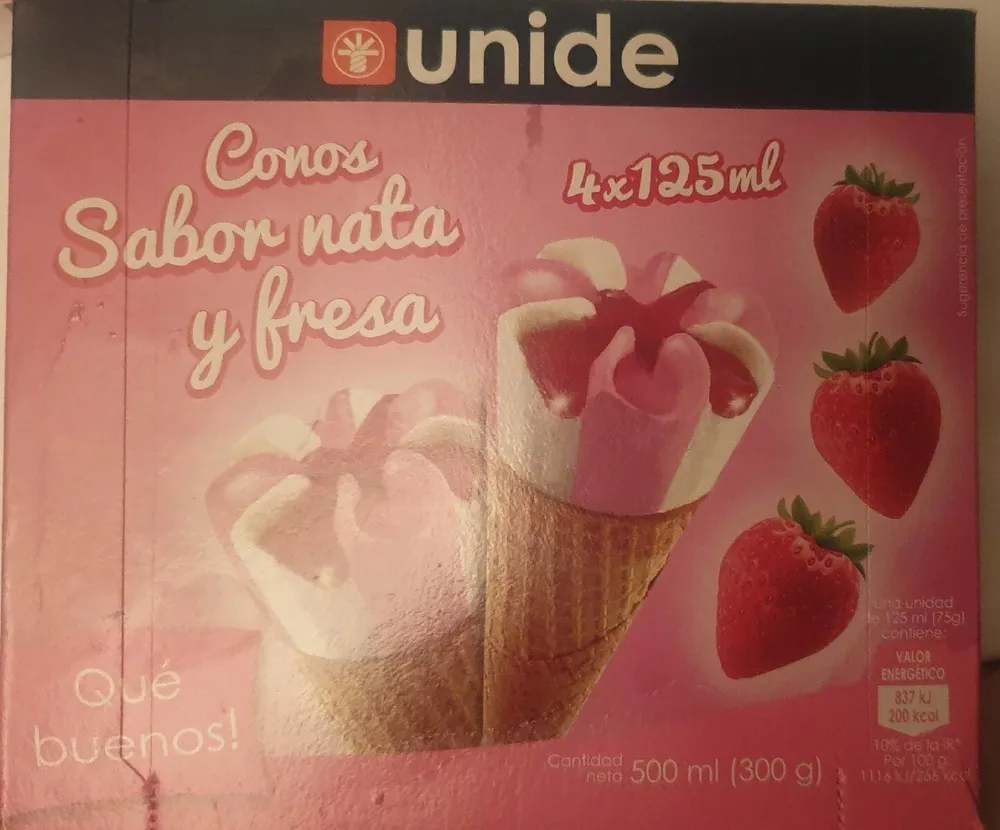 Helados conos de fresa y nata