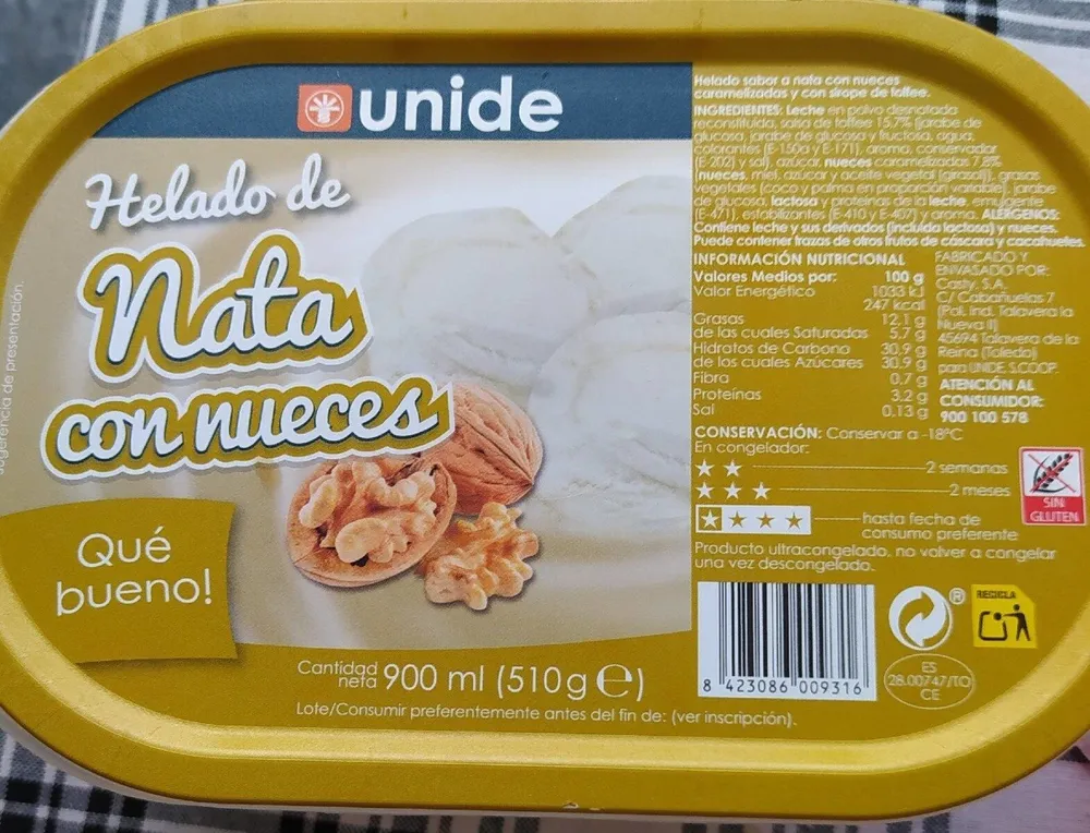 Helado de nata con nueces