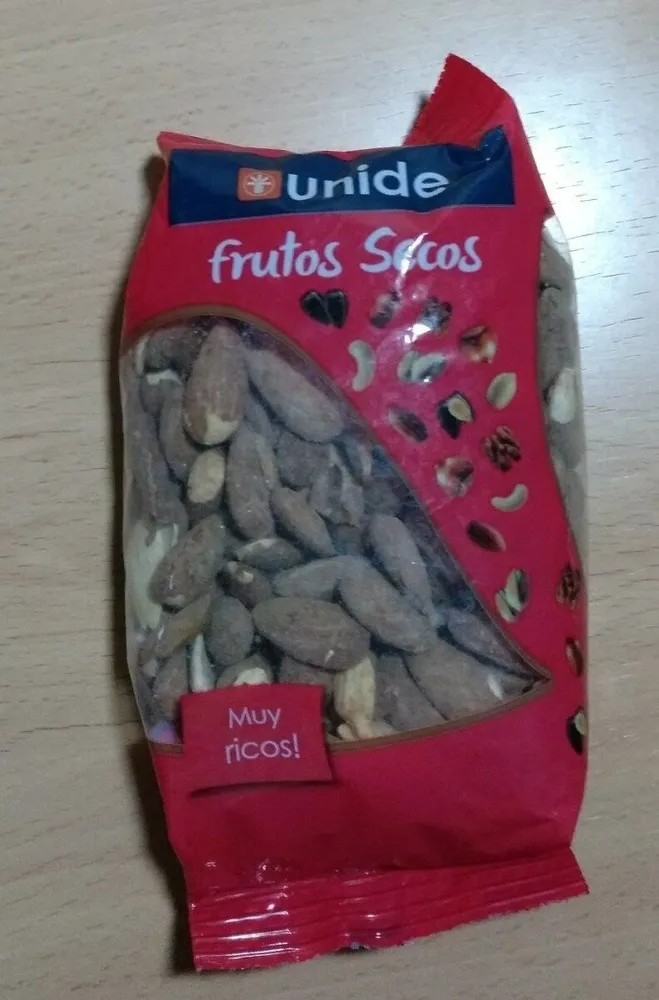 Almendra con piel tostada y salada