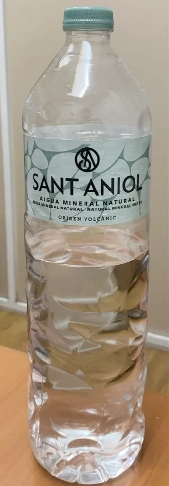 Agua mineral natural sin gas
