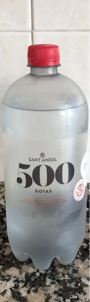 Agua mineral natural con gas carbonico añadido