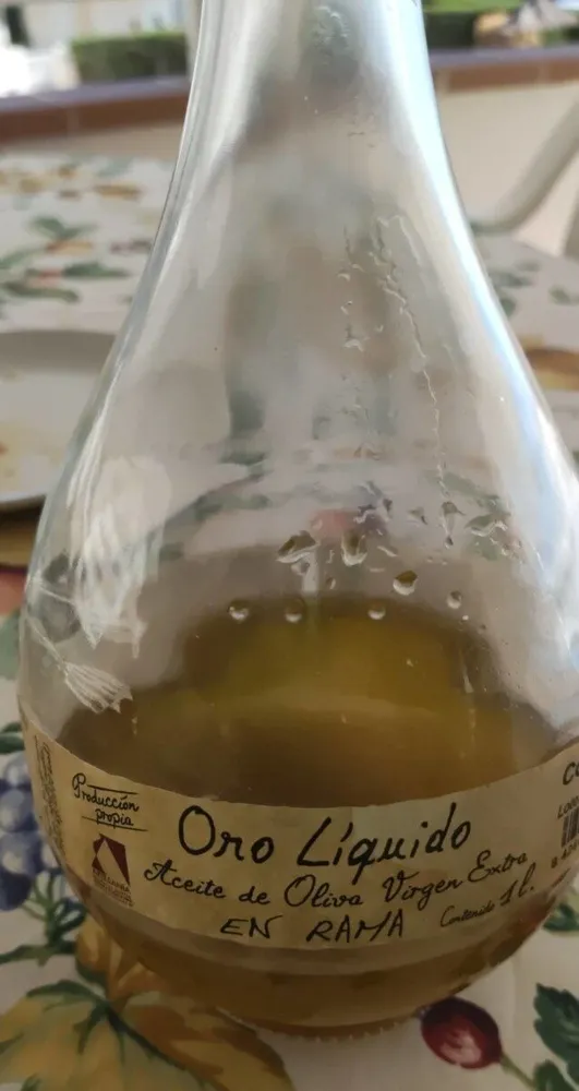 Oro líquido aceite de oliva virgen extra en rama