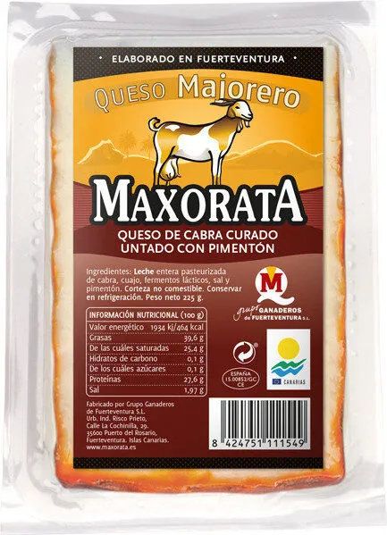 Queso de cabra curado untado con pimentón elaborado