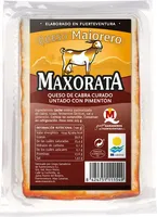Queso de cabra curado untado con pimentón elaborado