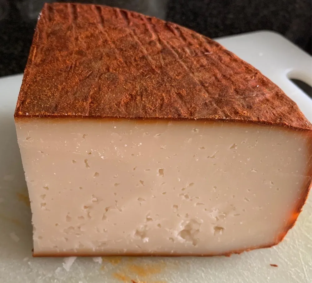 Queso Maxorata de cabra untado con pimentón