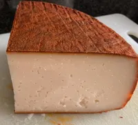 Queso Maxorata de cabra untado con pimentón