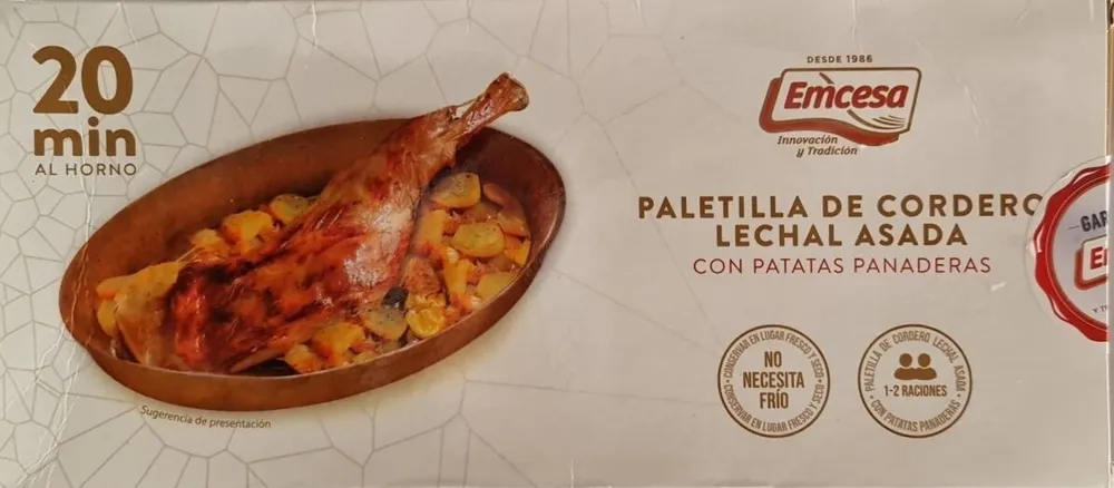 Paletilla de cordero lechal asada con patatas panaderas