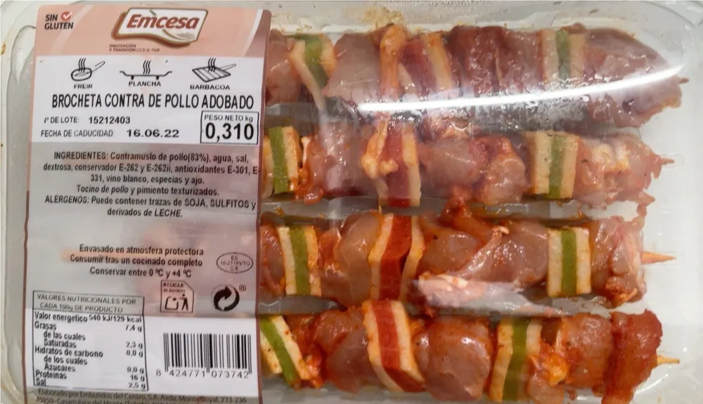 Brocheta contra de pollo adobado