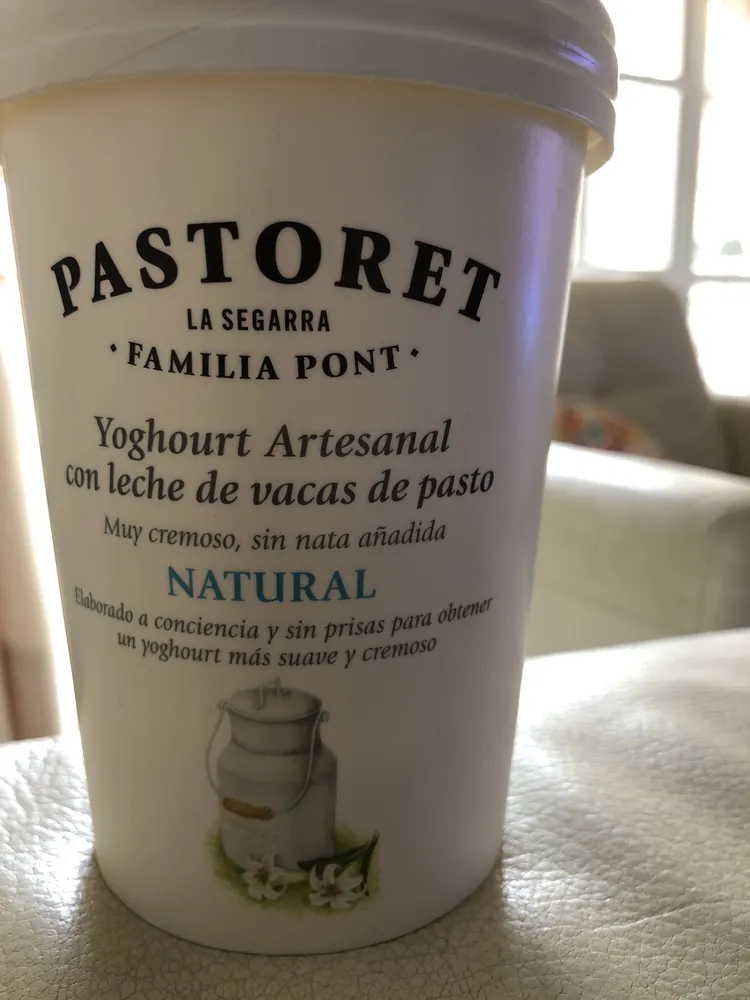 Yogur natural con leche de vacas de pasto