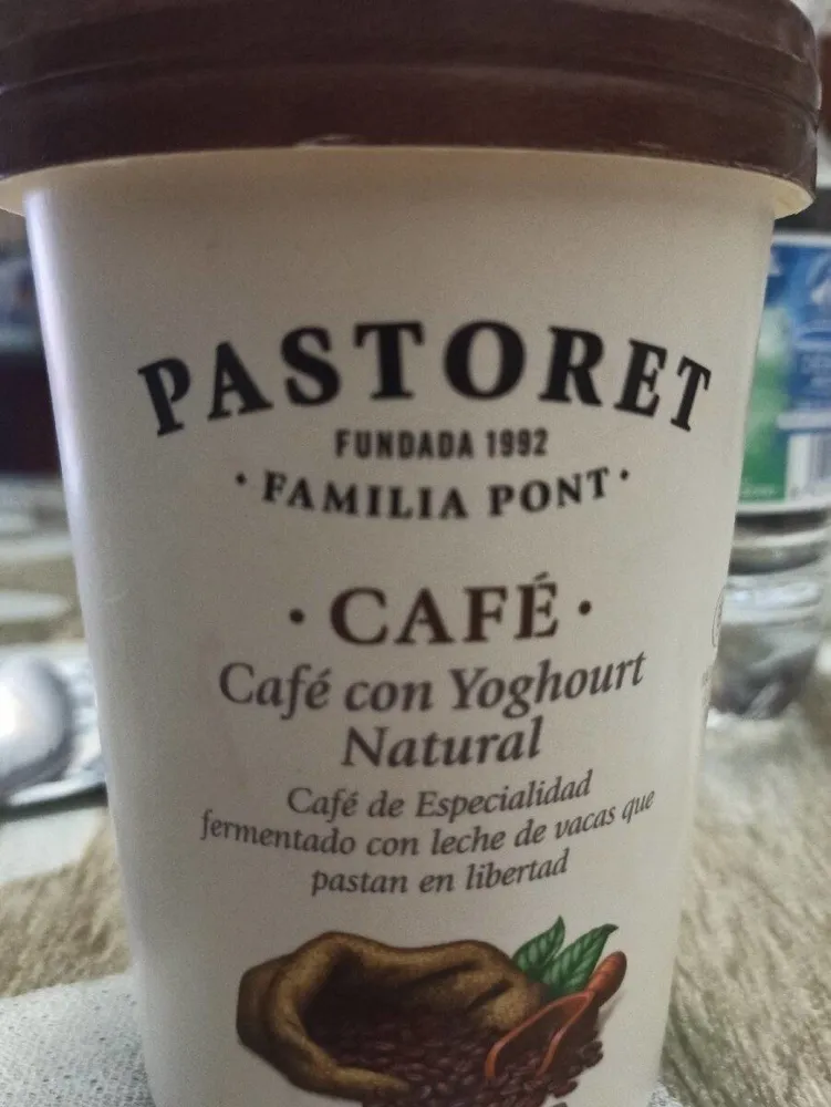 Café con yogurt natural