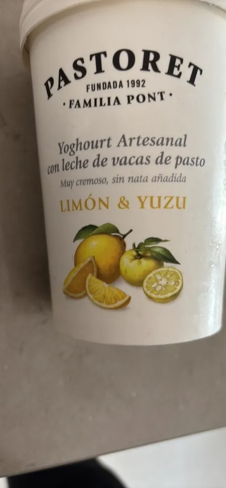 Yoghourt artesanal con leche de vacas de pasto limón & yuzu