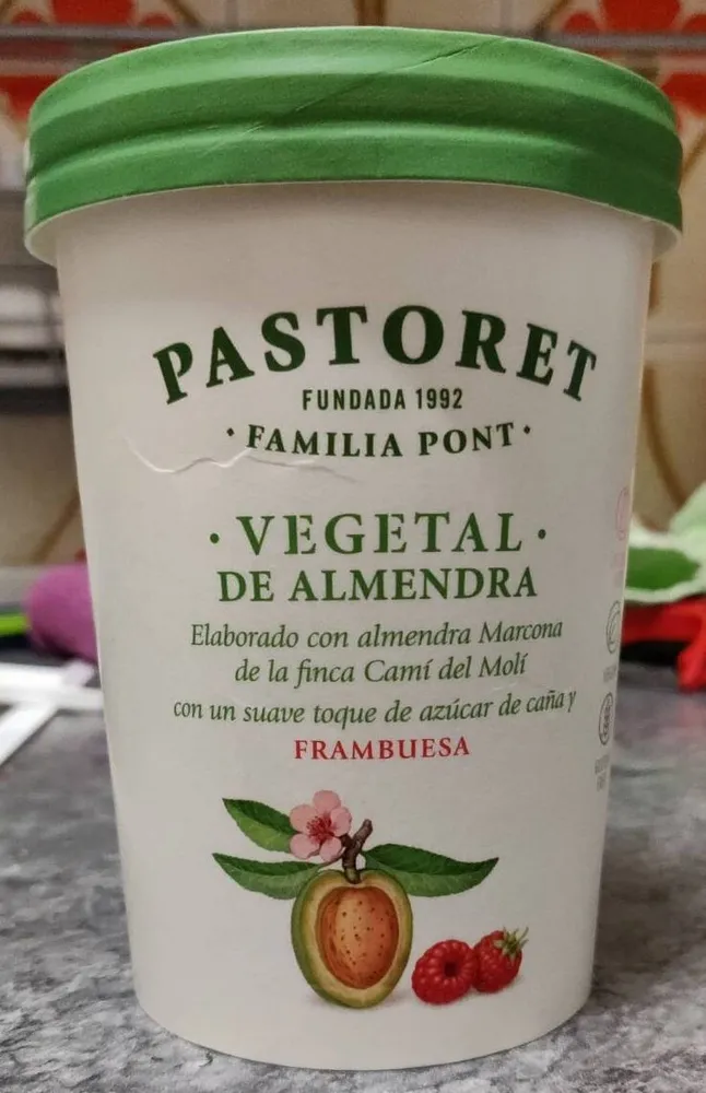 Vegetal de almendra con frambuesa