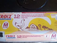 Huevos frescos de gallinas criados en el suelo