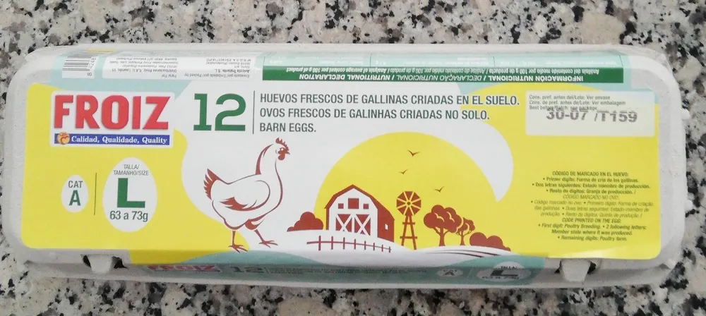 Huevos frescos de gallinas criadas en el suelo