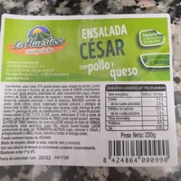 Ensalada cesar con pollo y queso