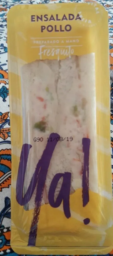 Sandwich de pollo y ensalada