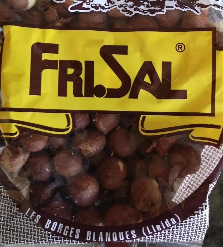 Avellana cruda con piel