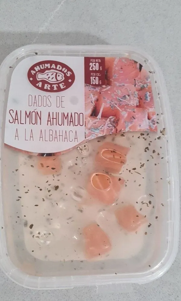 Dados salmón ahumado a la albahaca