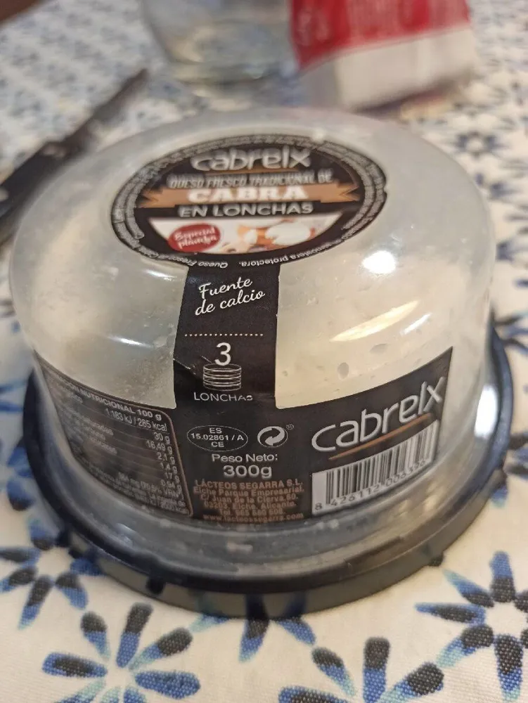 Queso fresco tradicional de cabra en lonchas