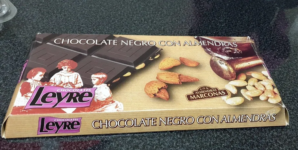 Chocolate negro con almendras Leyre