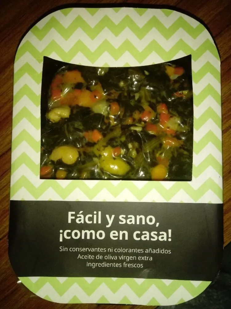 Eapinacas salteadas con anacardos y pasas