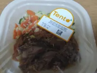 Codillo asado con sofrito mediterraneo