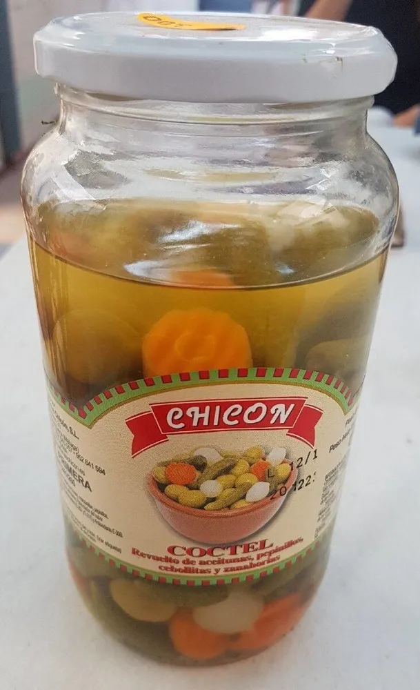 Revuelto de aceitunas, pepinillos, cebollitas y zanahorias