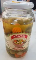 Revuelto de aceitunas, pepinillos, cebollitas y zanahorias