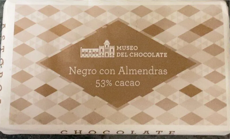 Chocolate negro con almendras