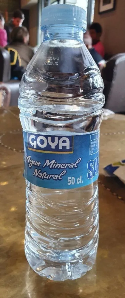 Agua mineral natural