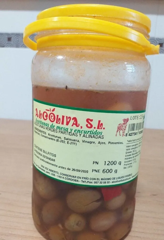 Aceitunas verdes partidas y aliñadas