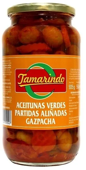 Aceitunas verdes partidas aliñadas gazpacha
