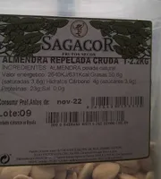 Almendra repelada cruda