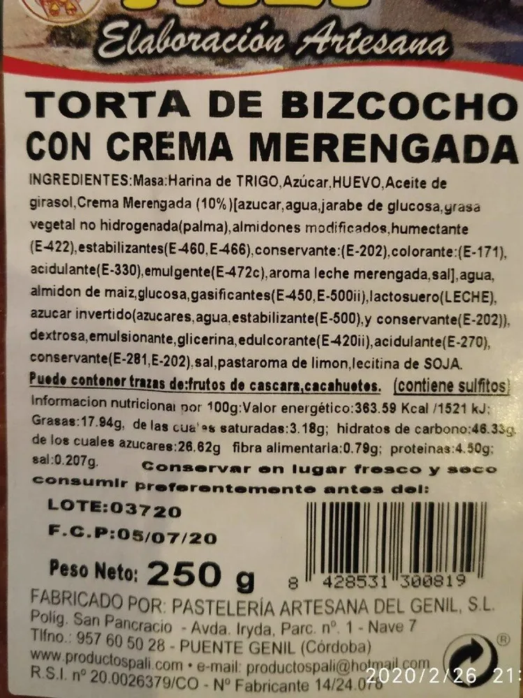 Torta de bizcocho con crema merengada