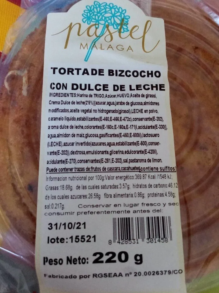 Torta de bizcocho con dulce de leche