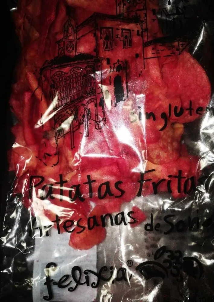 Patatas fritas chips con jugo remolacha roja